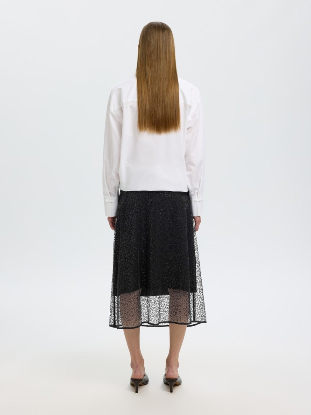 SLWOLINA Jupe midi à sequins voilée de tulle, perles — Selected Femme — Black — porté, vue de dos 4 | Appart 17 Bruxelles