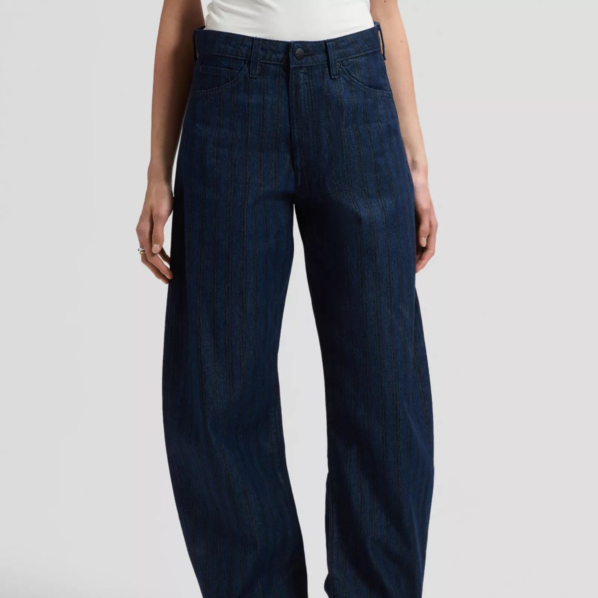 BALLOON Jean coupe ballon taille mi-haute en denim et lyocell — Lee — Hickory Rinse — porté | Appart 17 Bruxelles