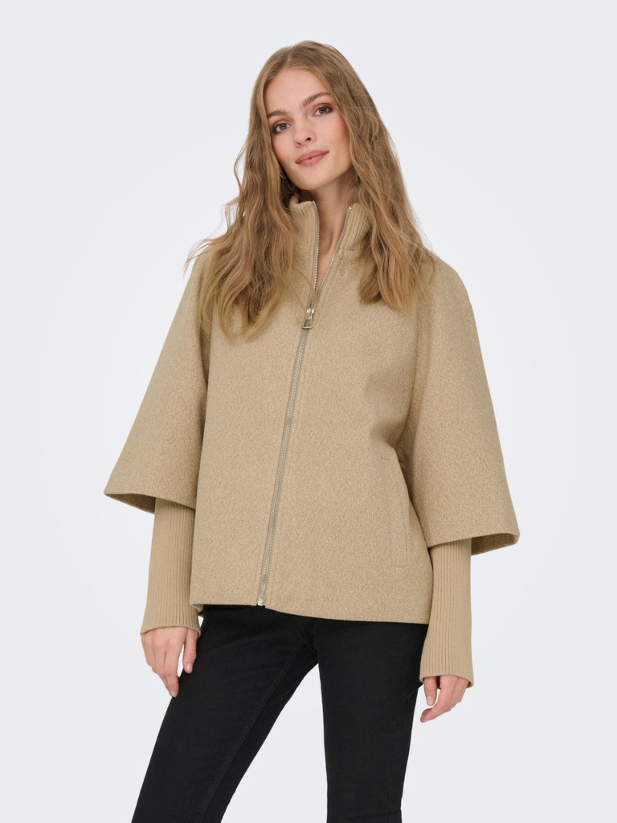 JDYMEMORY Veste courte zippée à col montant en lainage côtelé — JDY — Camel Melange — porté | Appart 17 Bruxelles
