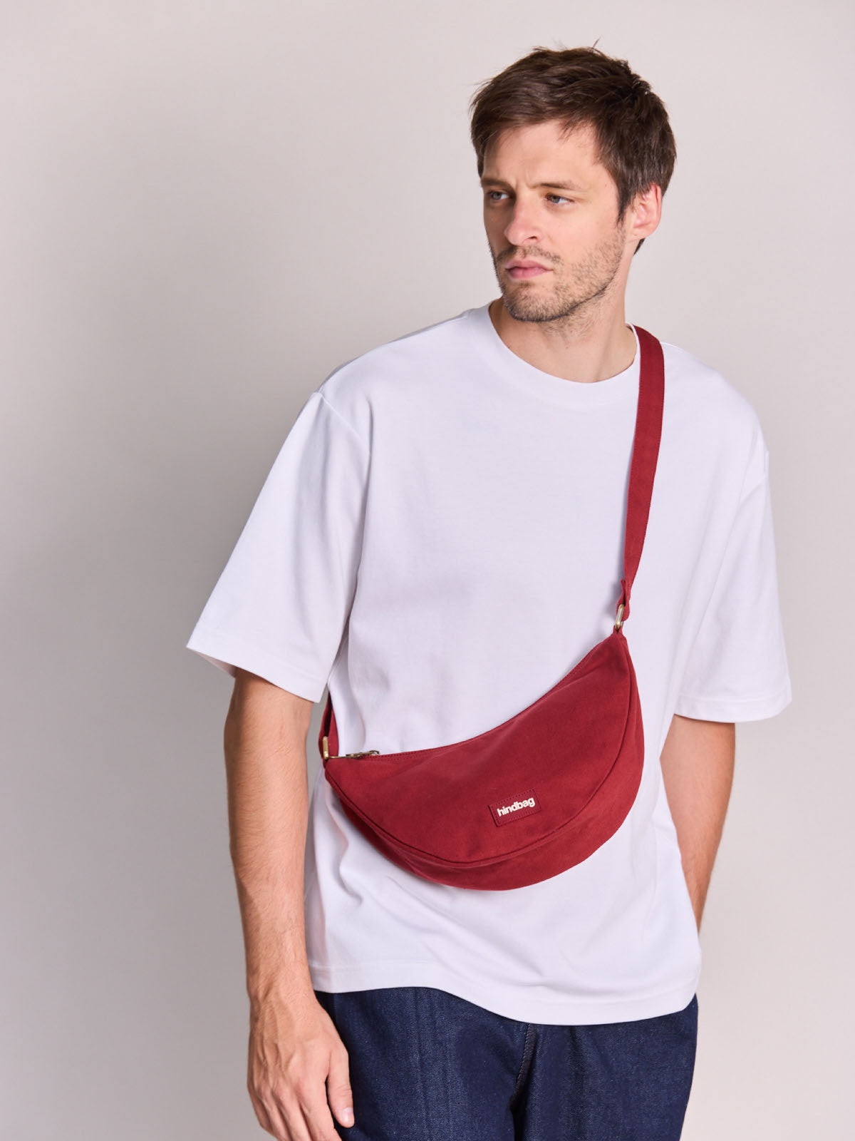 Hindbag Andrea Sac banane demi-lune en coton bio — Hindbag — Bordeaux — porté, vue 2 2 | Appart 17 Bruxelles