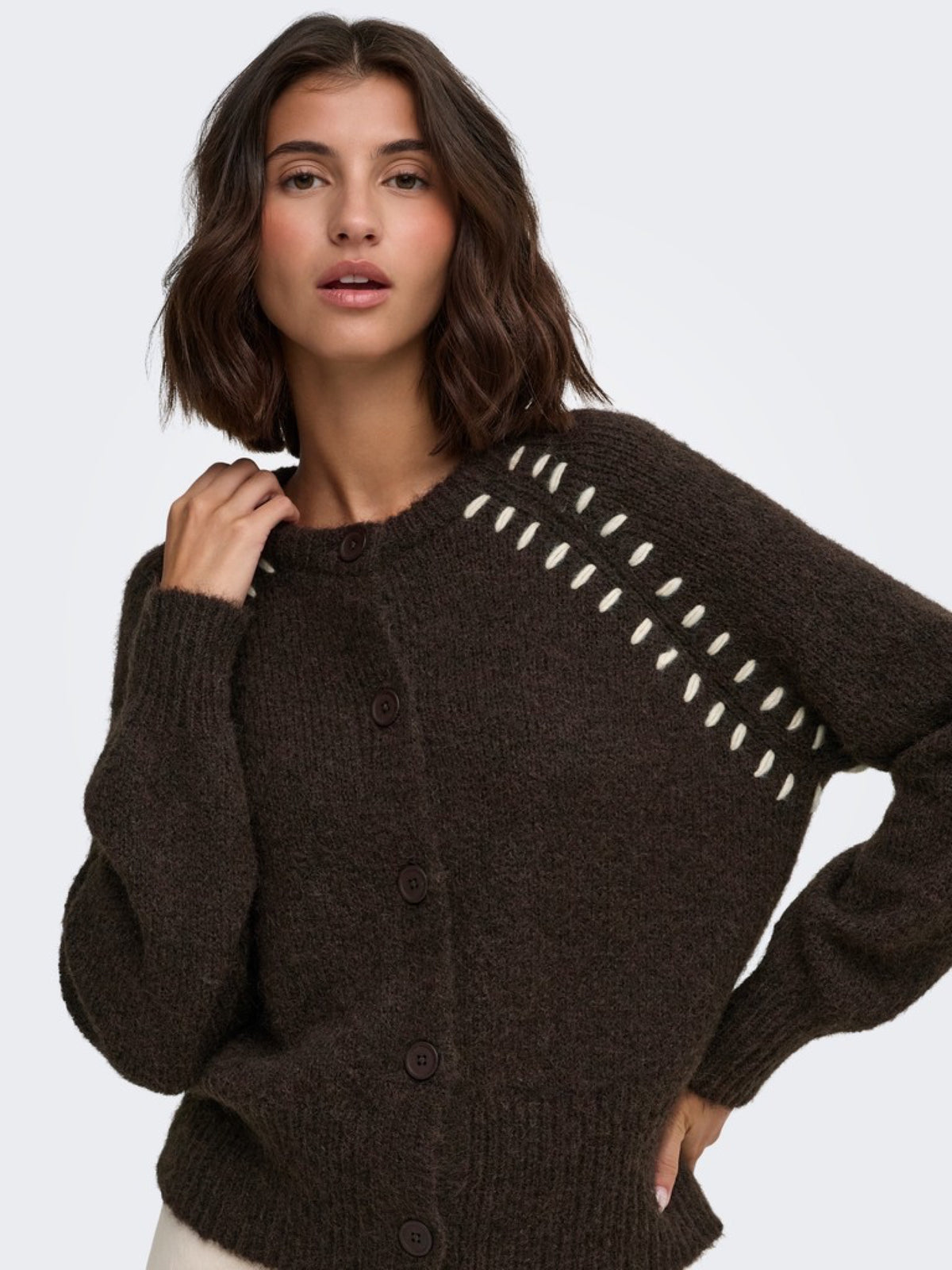JDYZOEY ELLA Cardigan en maille à surpiqûres contrastées — JDY — Coffee Bean — porté 3 | Appart 17 Bruxelles