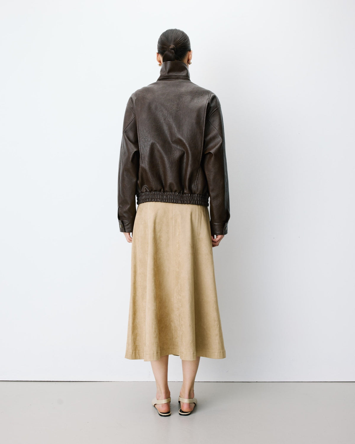Axel Blouson oversize en simili-cuir — Grace & Mila — Chocolat — porté, de dos 4 | Appart 17 Bruxelles