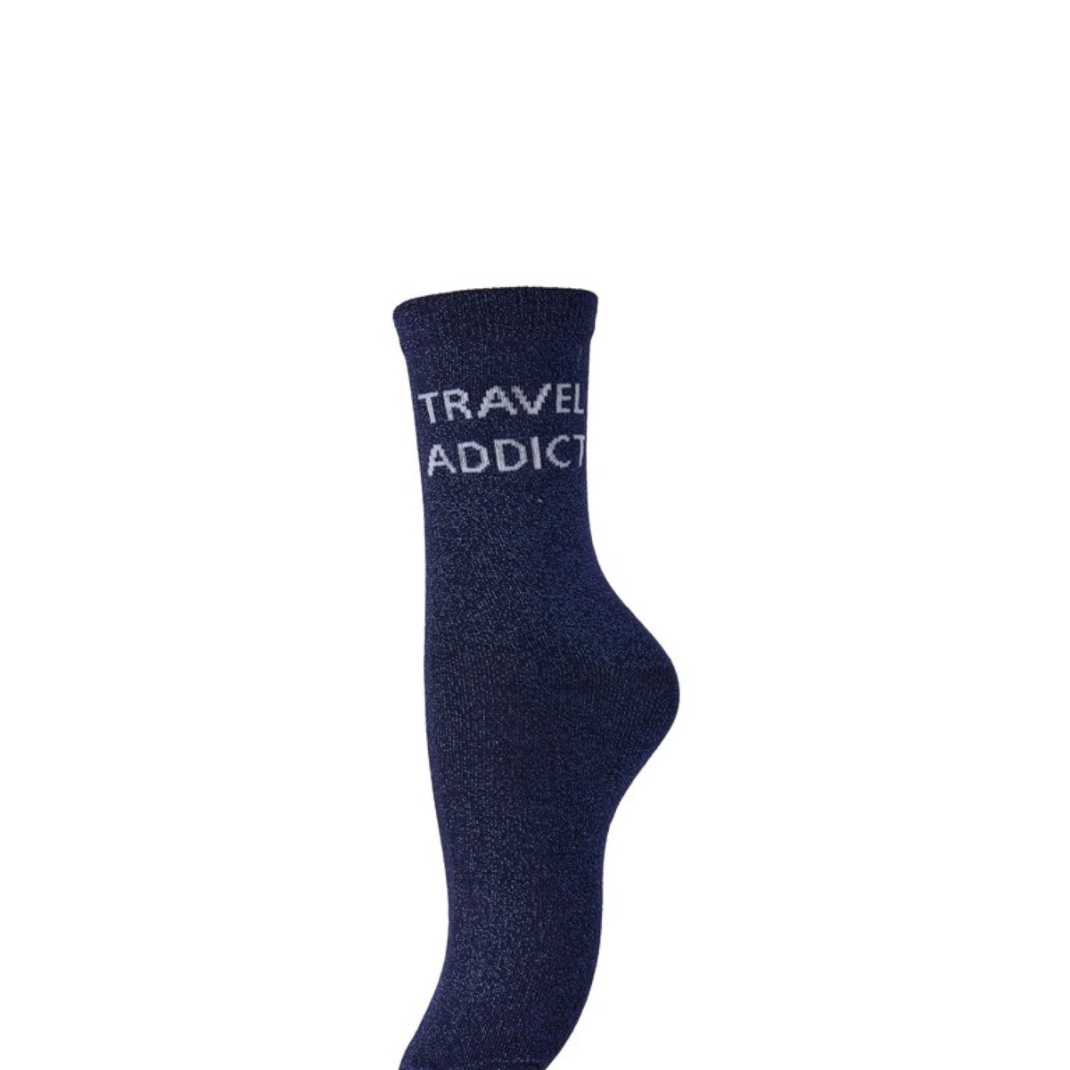 PCSEBBY Chaussettes longues pailletées à slogan — Pieces — Maritime Blue TRAVEL ADDICT — packshot | Appart 17 Bruxelles