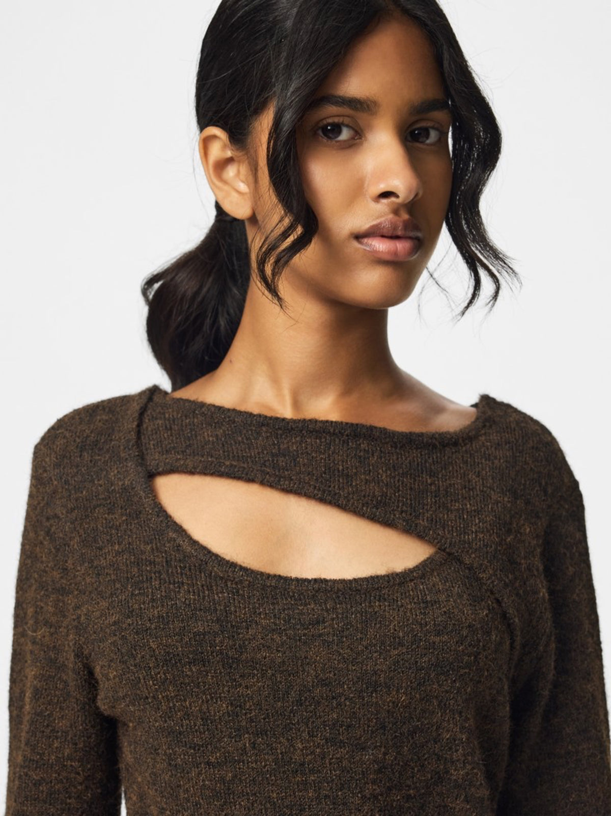 PCVALLIE Pull slim col rond à découpe et fente — Pieces — Hot Fudge — porté, buste 5 | Appart 17 Bruxelles