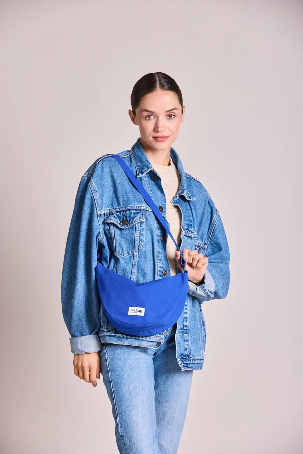 Hindbag Andrea Sac banane demi-lune en coton bio — Hindbag — Bleu électrique — porté | Appart 17 Bruxelles