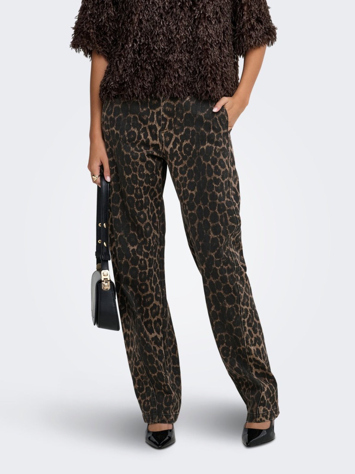 JDYBAY Pantalon barrel léopard taille haute — JDY — Fossil Leo — porté, de face 2 | Appart 17 Bruxelles