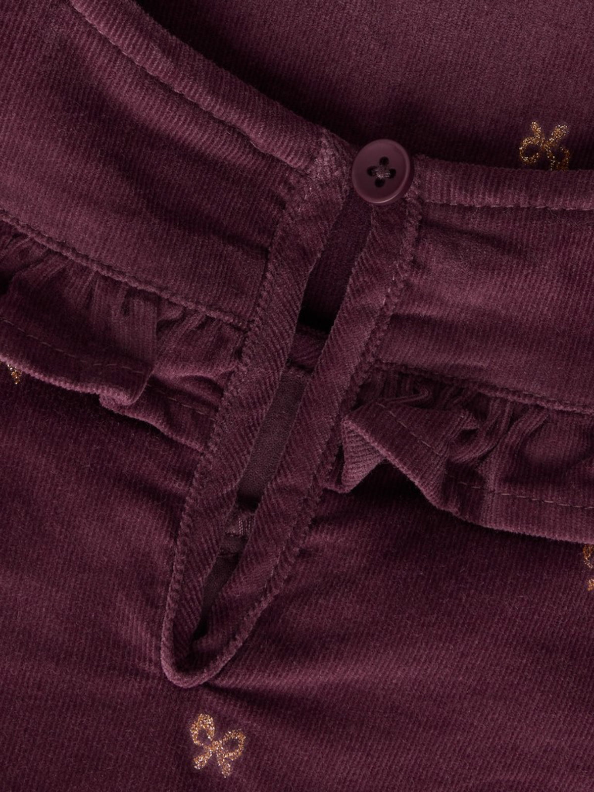 NMFLAURA Robe en velours côtelé à nœuds pailletés fille — name it — Catawba Grape Glitter Bow — détail du col à volant et des nœuds pailletés 3 | Appart 17 Bruxelles