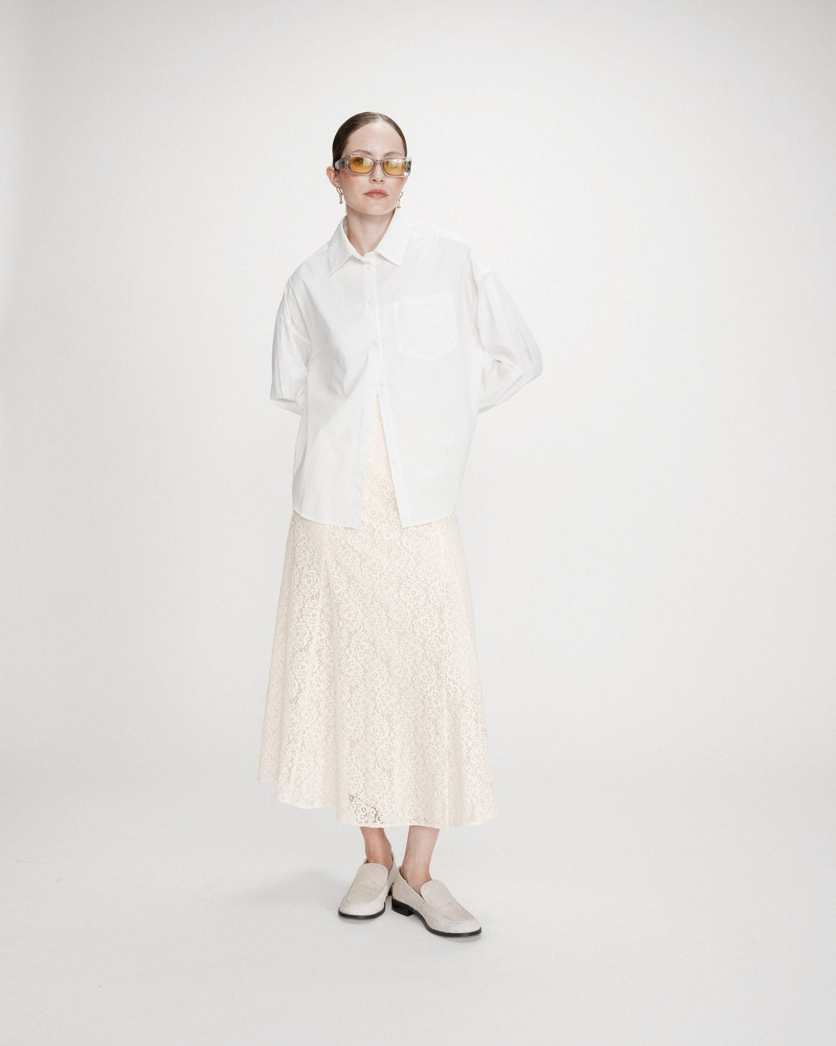 Valerie Chemise oversize en coton à nouer dans le dos — Grace & Mila — Ivoire — Portée en pied de face : chemise entrouverte, jupe longue en dentelle et mocassins clairs 3 | Appart 17 Bruxelles