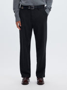 SLM220-LOOSE LUKE Pantalon loose en laine mélangée à rayures tennis — Selected Homme — Dark Navy Stripes — porté, tombé de la jambe 4 | Appart 17 Bruxelles