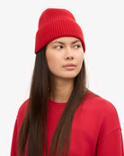 Colorful Standard Merino Wool Beanie Bonnet laine mérinos recyclée — Colorful Standard — Scarlet Red — porté en pied 2 | Appart 17 Bruxelles