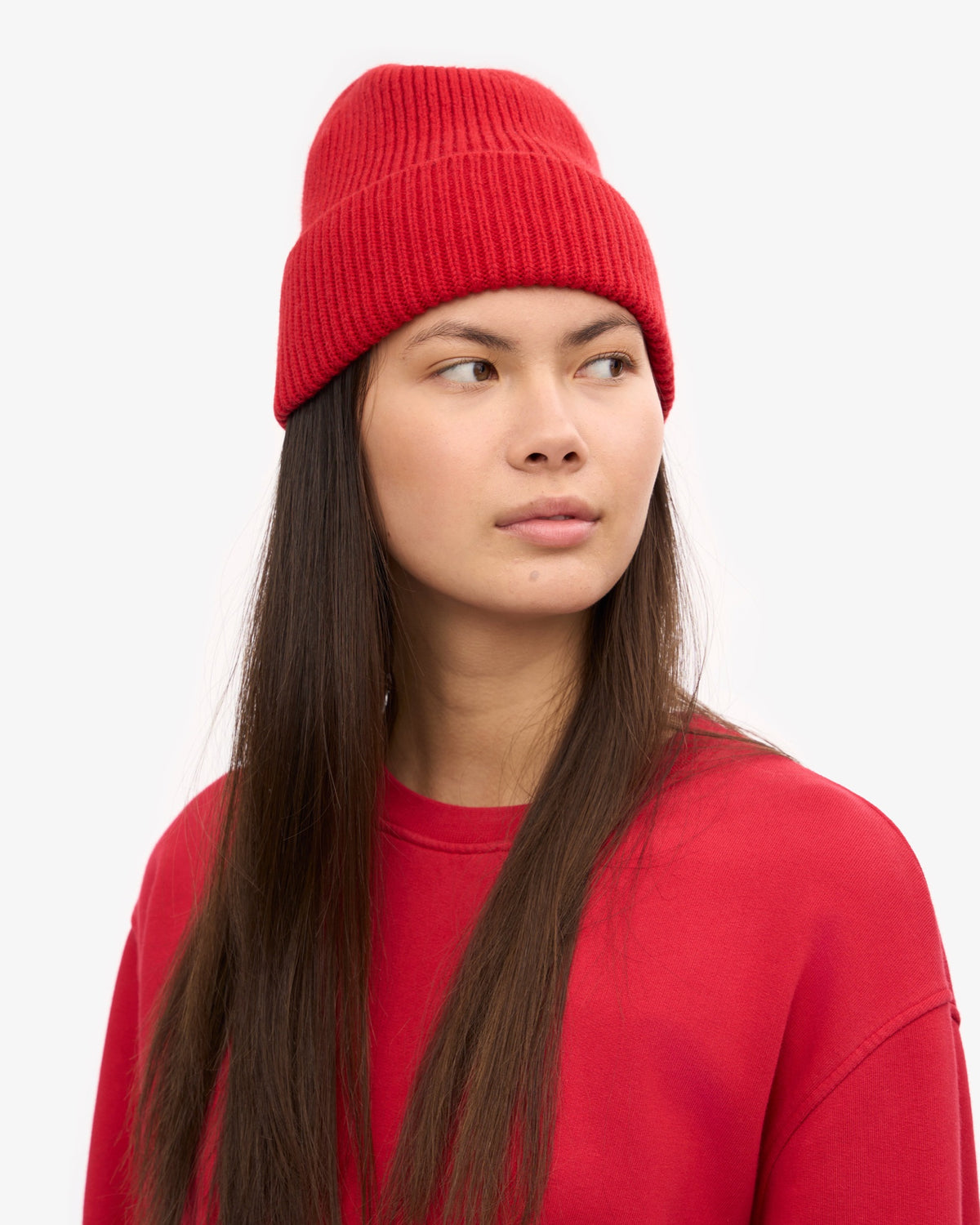 Colorful Standard Merino Wool Beanie Bonnet laine mérinos recyclée — Colorful Standard — Scarlet Red — porté en pied 2 | Appart 17 Bruxelles