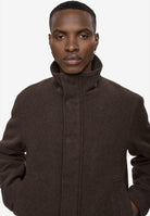TRENTON Blouson court en lainage 50 % laine, col montant — Minimum — Turkish Coffee — porté, détail 5 | Appart 17 Bruxelles