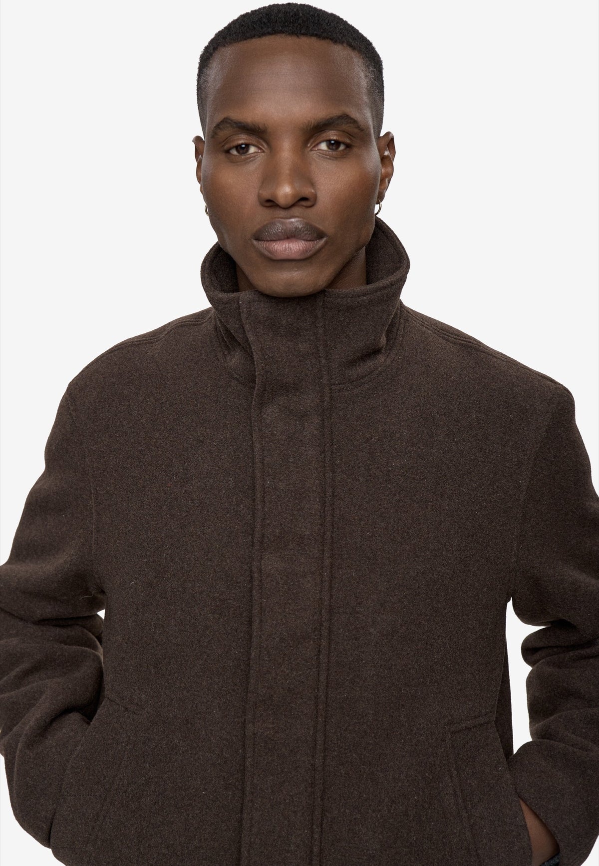 TRENTON Blouson court en lainage 50 % laine, col montant — Minimum — Turkish Coffee — porté, détail 5 | Appart 17 Bruxelles