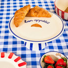 Présentoir à gâteau « bon appétit » — ATELIER PISTACHE — bon appétit — en situation | Appart 17 Bruxelles