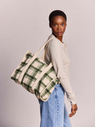 Hindbag Oscar Sac cabas zippé en tartan effet laine — Hindbag — Tartan vert — porté | Appart 17 Bruxelles