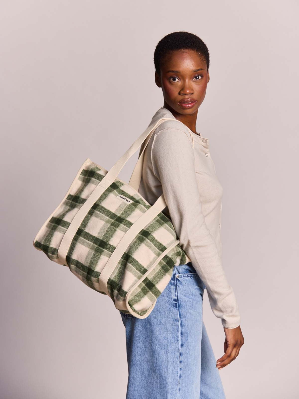Hindbag Oscar Sac cabas zippé en tartan effet laine — Hindbag — Tartan vert — porté | Appart 17 Bruxelles