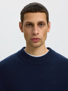 CALLE Pull laine & cachemire — Selected Homme — Navy Blazer — détail du col et de la maille | Appart 17 Bruxelles