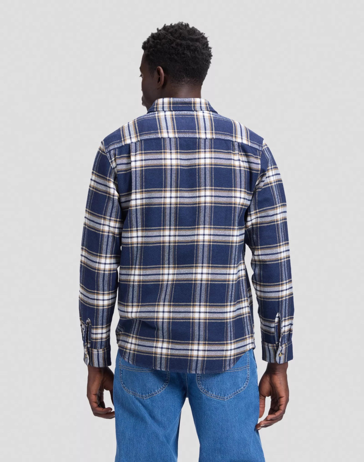 WORKWEAR Surchemise 2.0 en flanelle de coton régénératif — Lee — Insignia Blue — porté, vue de dos 3 | Appart 17 Bruxelles