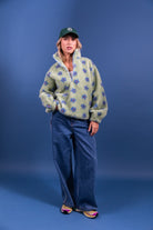 NEOMIE Sweat demi-zip en polaire bouclette à fleurs — Laure plus Max — Blue Flowers — porté | Appart 17 Bruxelles