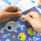 Poster créatif Poppik La mer — enfant qui colle les stickers | Appart 17 Bruxelles
