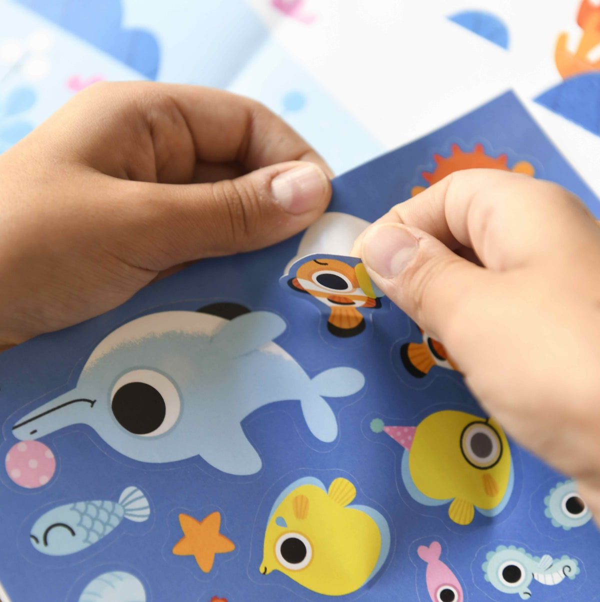 Poster créatif Poppik La mer — enfant qui colle les stickers | Appart 17 Bruxelles
