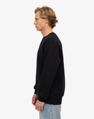 Colorful Standard Classic Organic Crew Sweat col rond coton bio — Colorful Standard — Deep Black — porté de profil 3 | Appart 17 Bruxelles