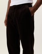 Corduroy Tapered Pantalon en velours côtelé — Les Deux — Delicioso Brown — porté, détail 2 | Appart 17 Bruxelles