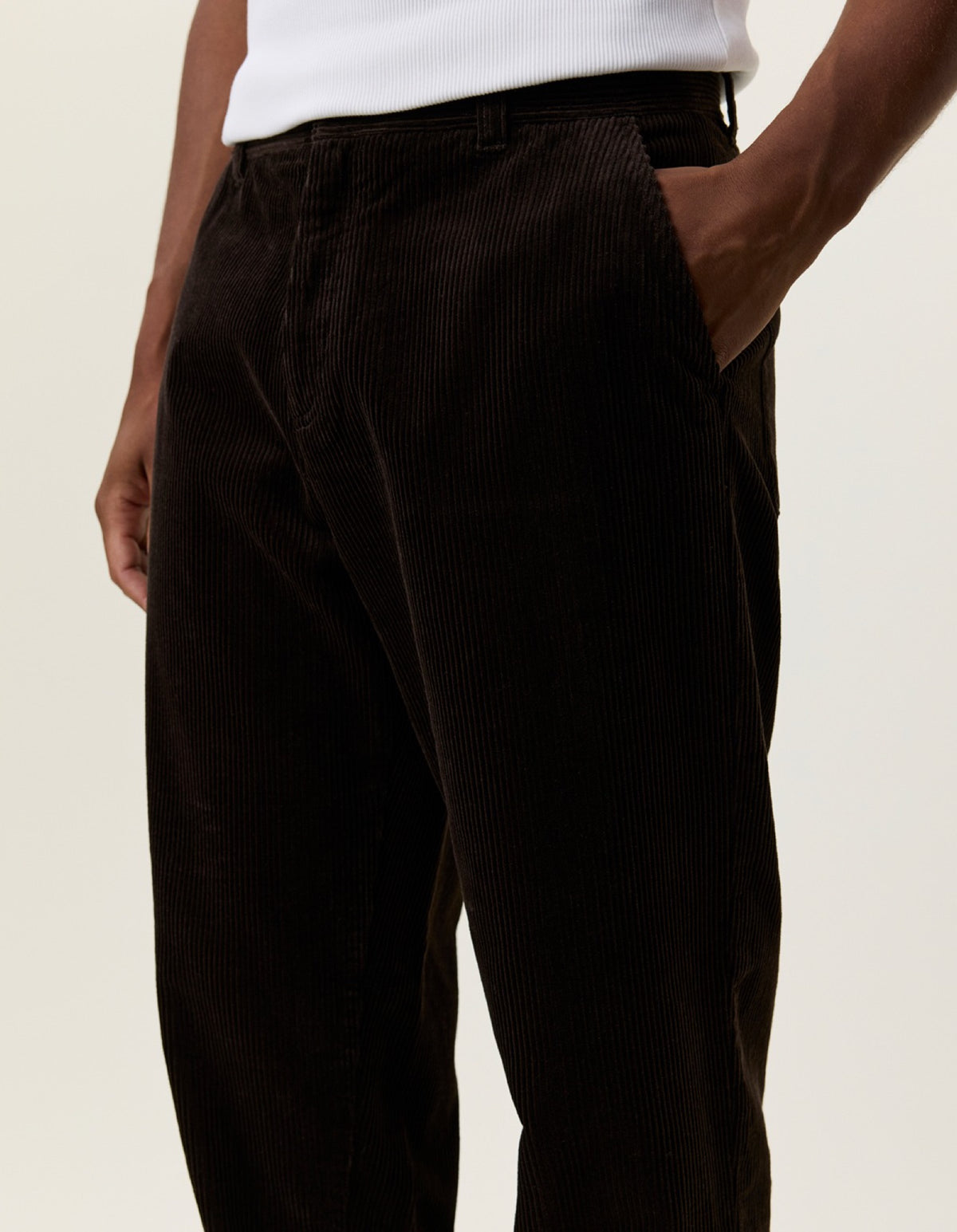 Corduroy Tapered Pantalon en velours côtelé — Les Deux — Delicioso Brown — porté, détail 2 | Appart 17 Bruxelles