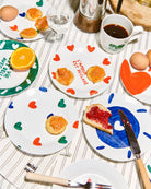 Émoi Émoi L'assiette Cœurs all-over en porcelaine — Émoi Émoi — Multicolore — en situation, table du petit-déjeuner | Appart 17 Bruxelles