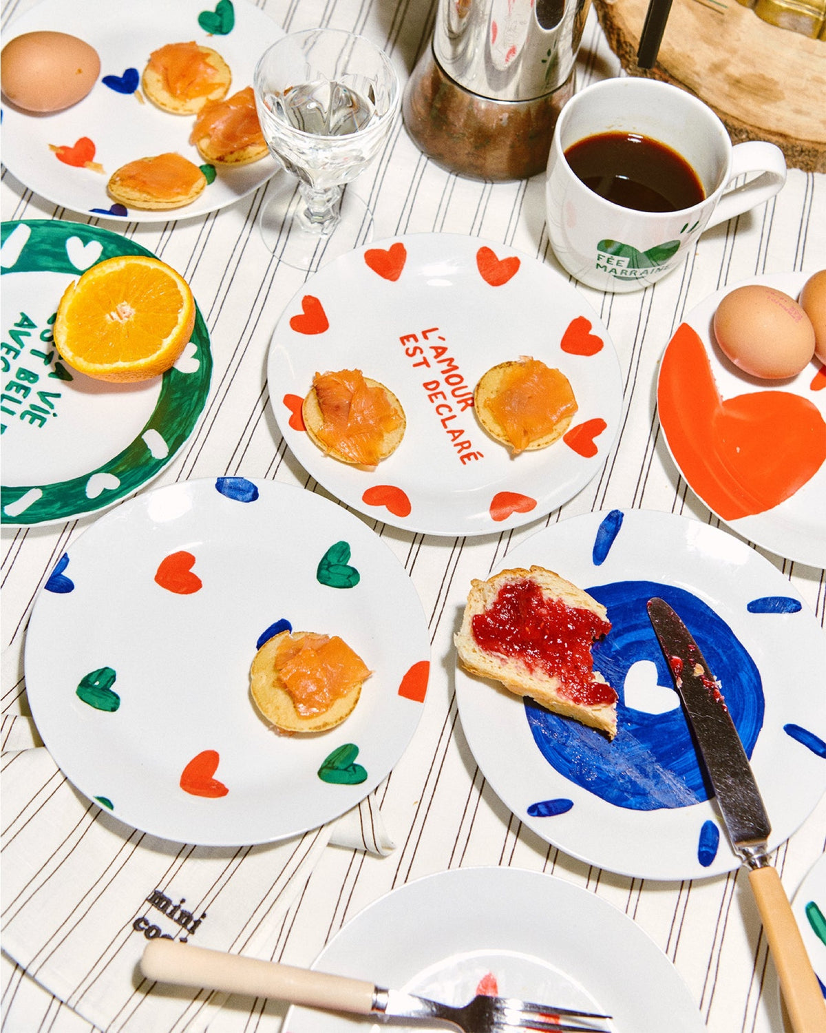 Émoi Émoi L'assiette Cœurs all-over en porcelaine — Émoi Émoi — Multicolore — en situation, table du petit-déjeuner | Appart 17 Bruxelles