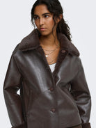 JDYCOCO Veste réversible aviateur simili cuir et sherpa — JDY — Coffee Bean — porté, détail col 6 | Appart 17 Bruxelles