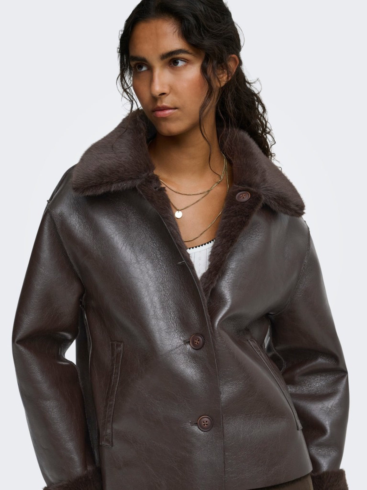 JDYCOCO Veste réversible aviateur simili cuir et sherpa — JDY — Coffee Bean — porté, détail col 6 | Appart 17 Bruxelles