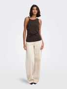 JDYMISTY Top sans manches drapé à encolure asymétrique — JDY — Chocolate Plum — porté 2 | Appart 17 Bruxelles