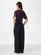 PCVICTORIA Top drapé asymétrique à manches courtes — Pieces — Plum Perfect — porté, de dos 3 | Appart 17 Bruxelles