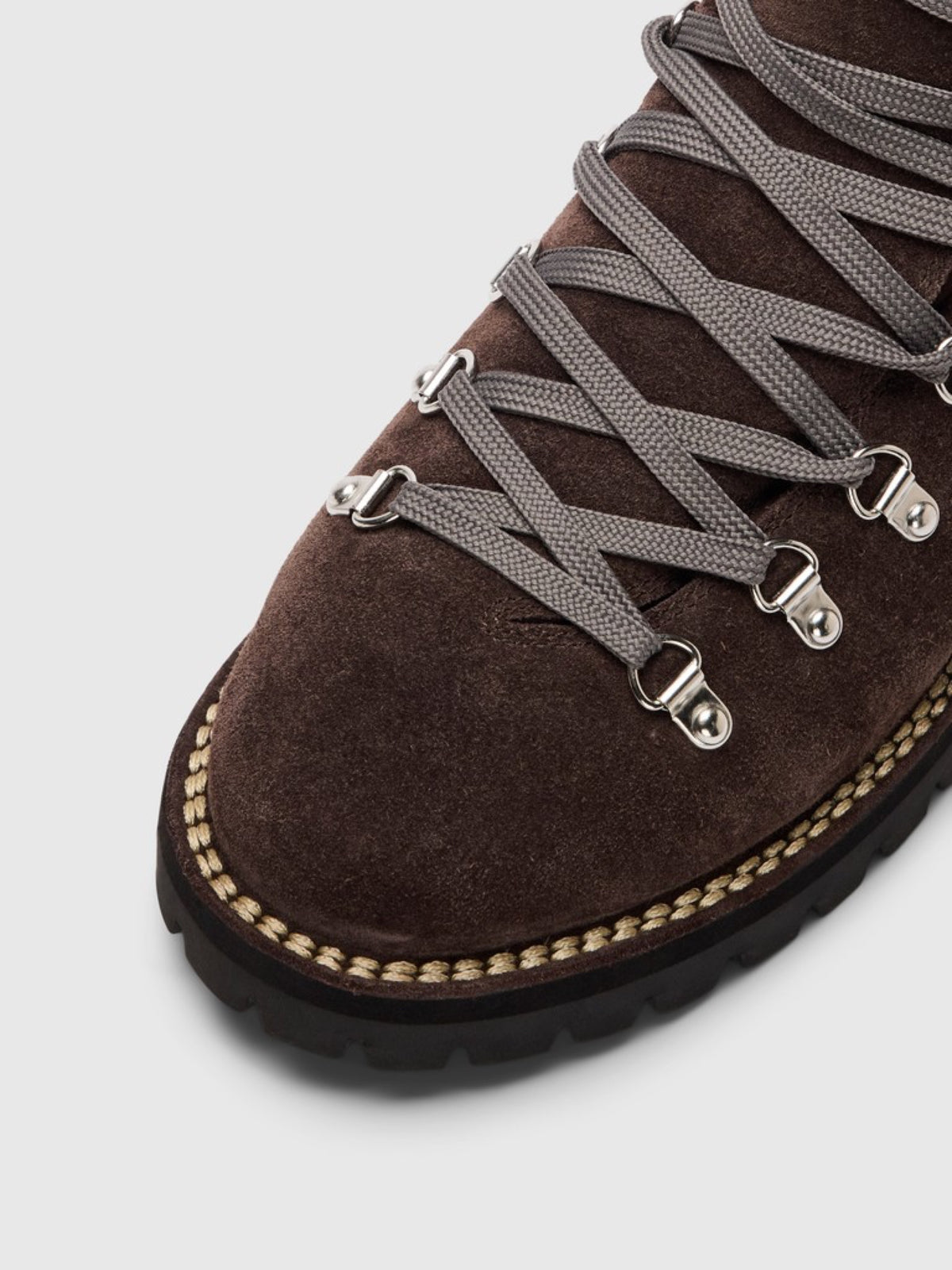 SLMALFRED Boots de randonnée en daim doublées cuir — Selected Homme — Delicioso — détail du laçage 3 | Appart 17 Bruxelles