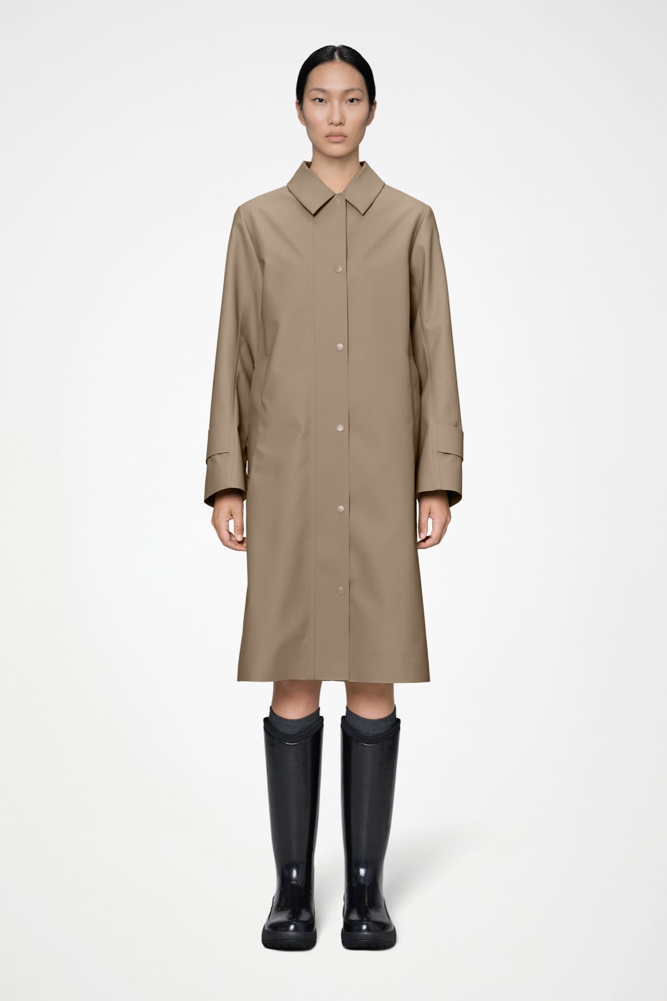Rains NARA Long W Jacket Imperméable long cintré à capuche amovible — Rains — Beige — porté, vue de face | Appart 17 Bruxelles