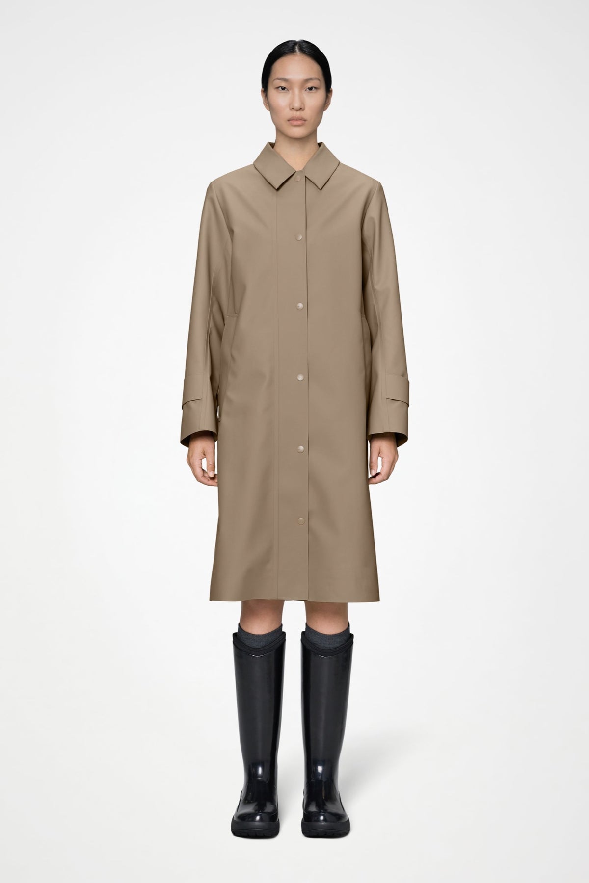 Rains NARA Long W Jacket Imperméable long cintré à capuche amovible — Rains — Beige — porté, vue de face | Appart 17 Bruxelles