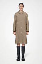 Rains NARA Long W Jacket Imperméable long cintré à capuche amovible — Rains — Beige — porté, vue de face | Appart 17 Bruxelles