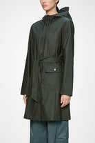 Rains Curve Long Jacket W3 — Rains — Green — porté 4 | Appart 17 Bruxelles