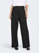 JDYDORIT Pantalon large à carreaux en maille bouclée — JDY — Black Checks — porté | Appart 17 Bruxelles