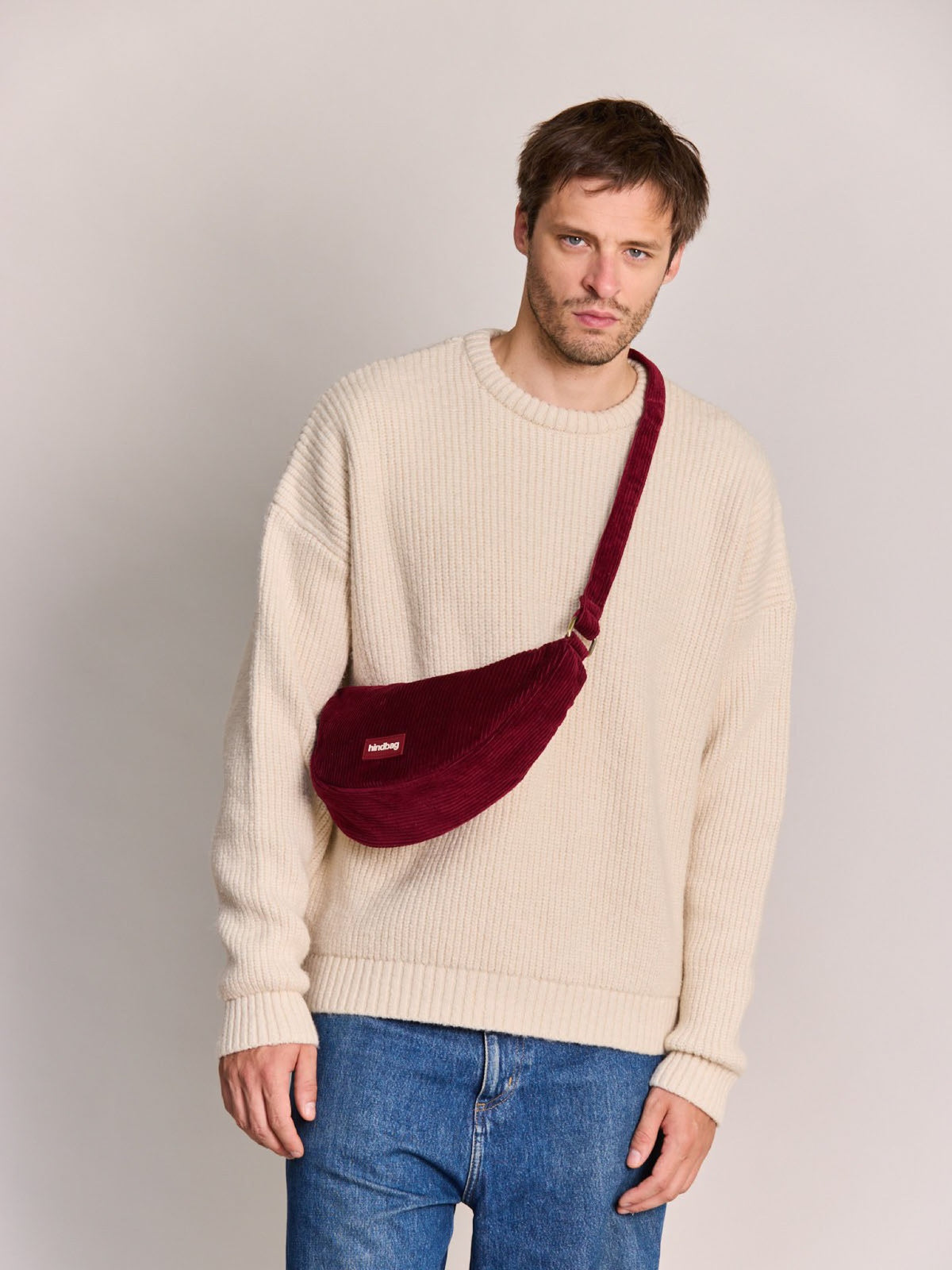 Hindbag Andrea Sac demi-lune d'hiver, velours, tartan ou effet laine — Hindbag — Velours bordeaux — porté 2 | Appart 17 Bruxelles