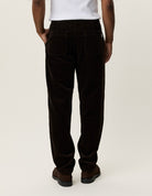 Corduroy Tapered Pantalon en velours côtelé — Les Deux — Delicioso Brown — porté, de dos 3 | Appart 17 Bruxelles