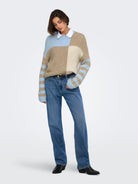 JDYKILIAN Pull color block à manches rayées — JDY — Cashmere Blue — portée de face, en pied 2 | Appart 17 Bruxelles