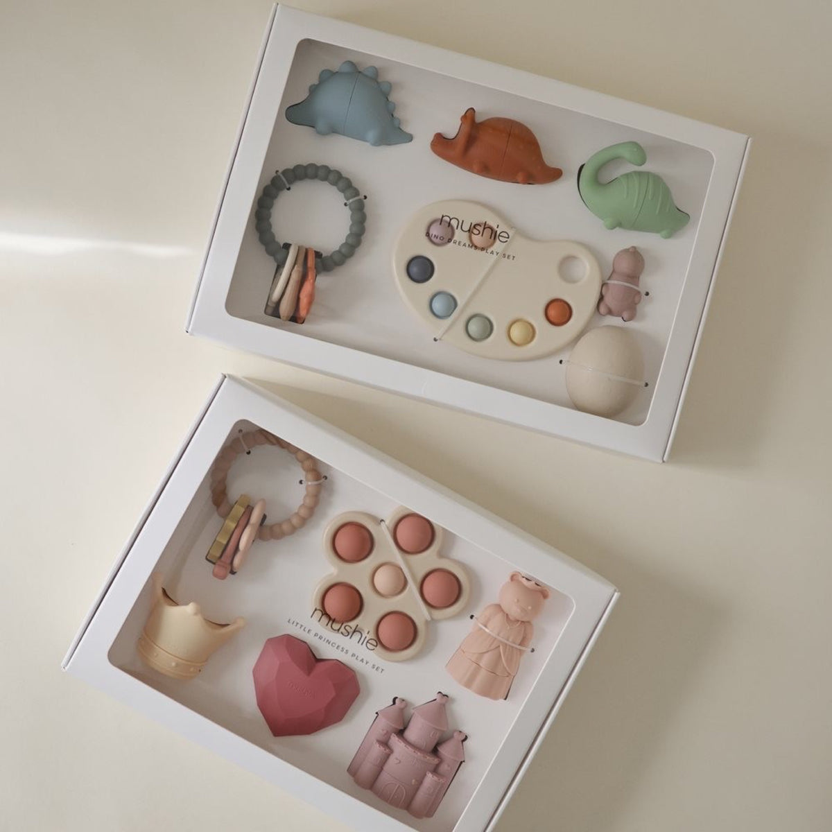 Coffret cadeau bébé Dino Dreams — Mushie — Dino Dreams — mise en situation 3 | Appart 17 Bruxelles