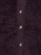 JDYEIRA Cardigan court en maille bouclette boutonné — JDY — Plum Perfect — détail de la maille 3 | Appart 17 Bruxelles