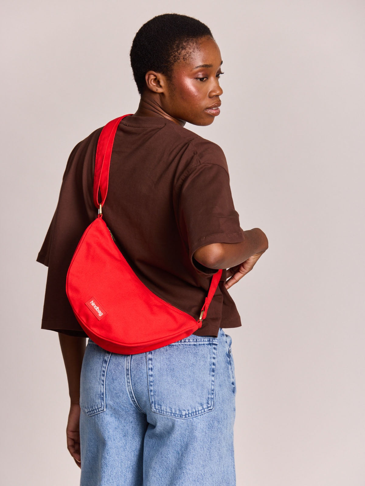 Hindbag Andrea Sac banane demi-lune en coton bio — Hindbag — Rouge carmin — porté | Appart 17 Bruxelles