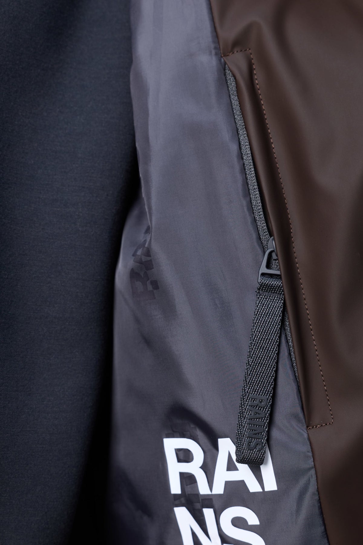 Rains NARA Long W Jacket Imperméable long cintré à capuche amovible — Rains — Bark — détail de la capuche amovible 6 | Appart 17 Bruxelles