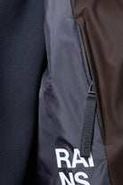 Rains NARA Long W Jacket Imperméable long cintré à capuche amovible — Rains — Bark — détail de la capuche amovible 6 | Appart 17 Bruxelles