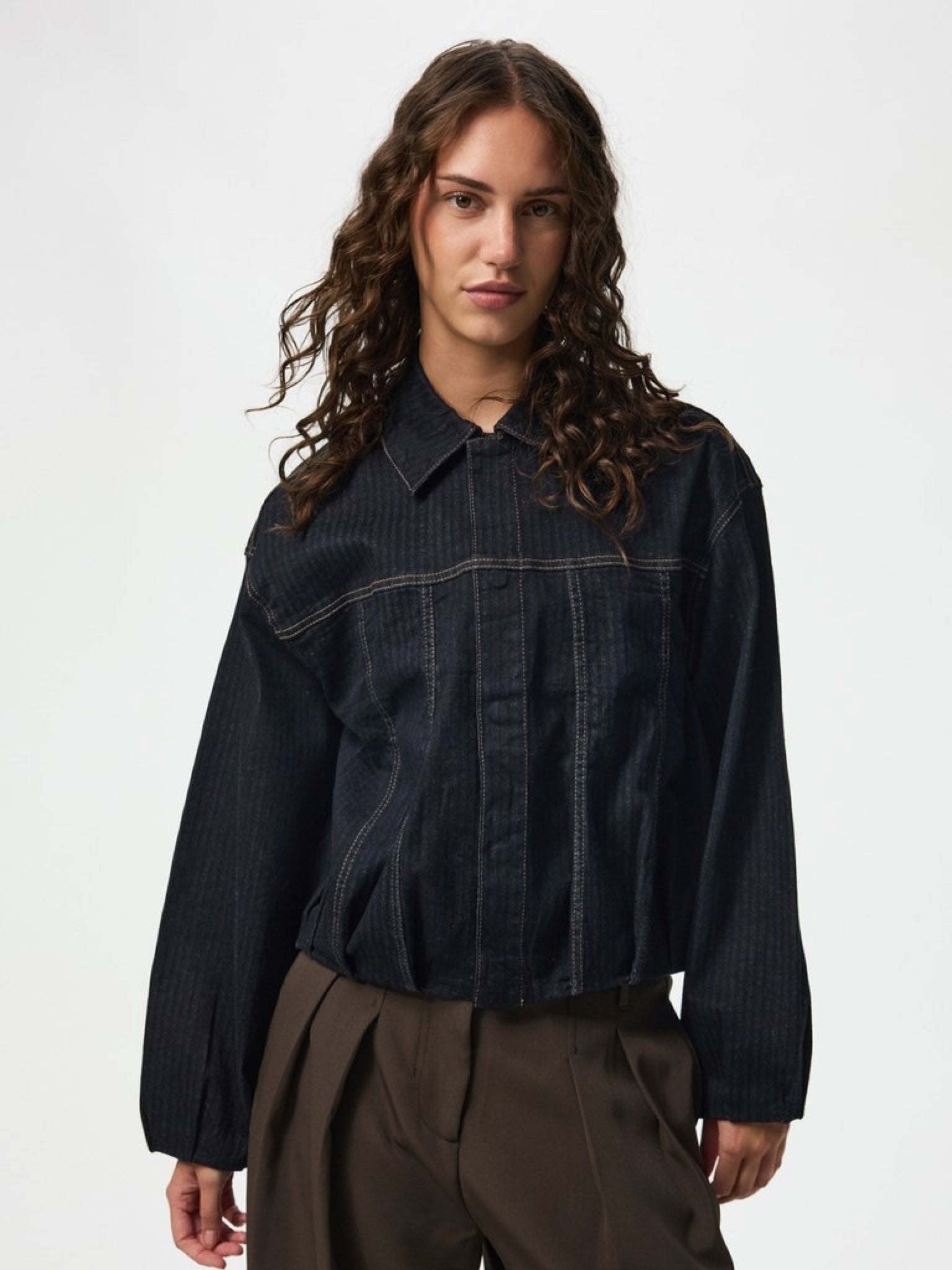 PCVALA Veste bomber en jean plissée à fines rayures — Pieces — Dark Blue Denim — porté, de face | Appart 17 Bruxelles