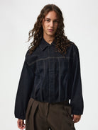 PCVALA Veste bomber en jean plissée à fines rayures — Pieces — Dark Blue Denim — porté, de face | Appart 17 Bruxelles